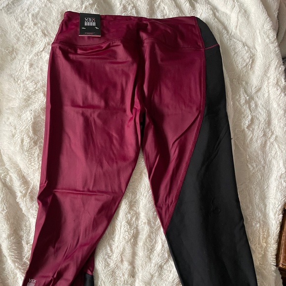 Victoria’s Secret Cropped Knockout Capri Legging Size M NWT - Picture 2 of 4
